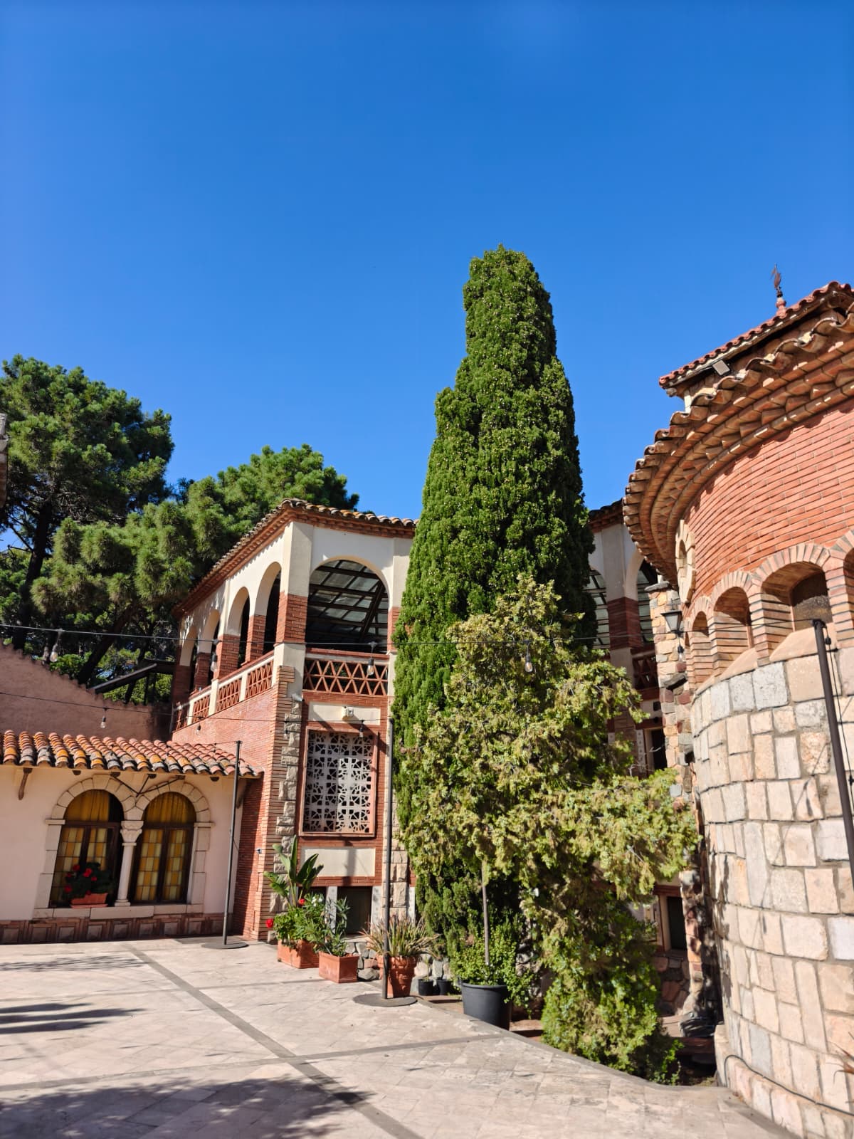 Torres y jardín del Hotel Termes de Montbrió