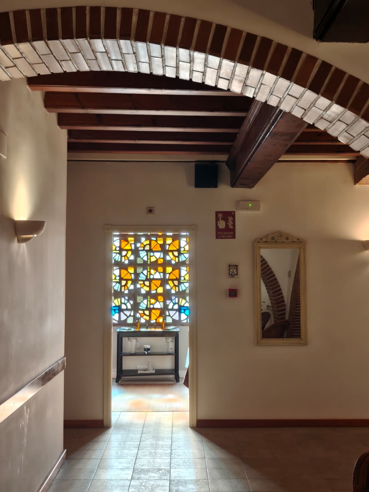 Pasillo con cristalera