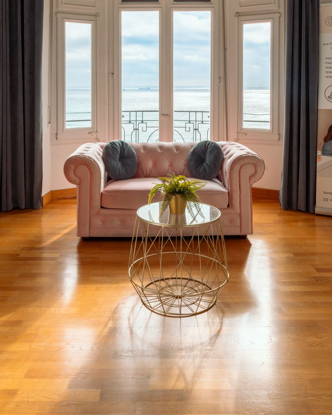Sala de espera con vistas al mar